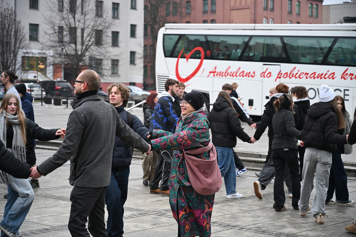 Maturzyści zatańczyli poloneza na rynku w Rudzie Śląskiej / fot. Marek Faber