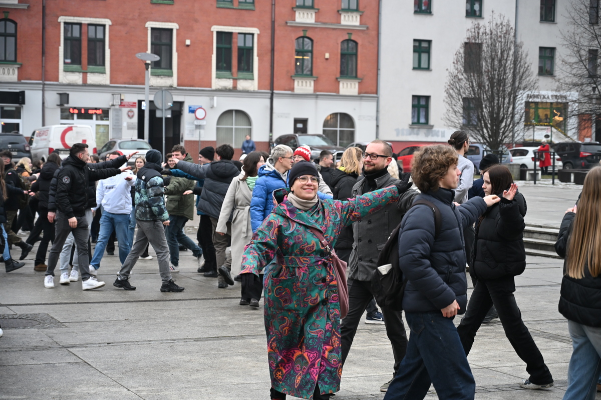 Maturzyści zatańczyli poloneza na rynku w Rudzie Śląskiej / fot. Marek Faber