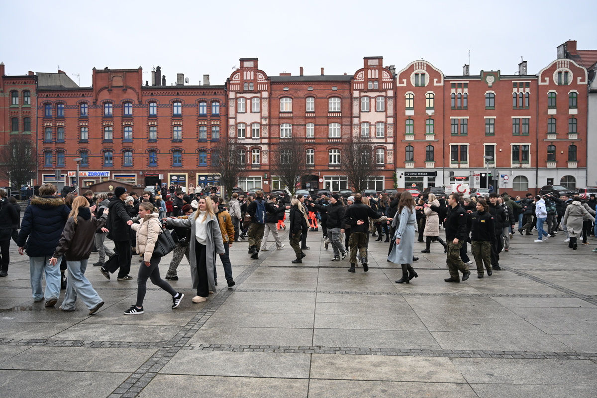 Maturzyści zatańczyli poloneza na rynku w Rudzie Śląskiej / fot. Marek Faber