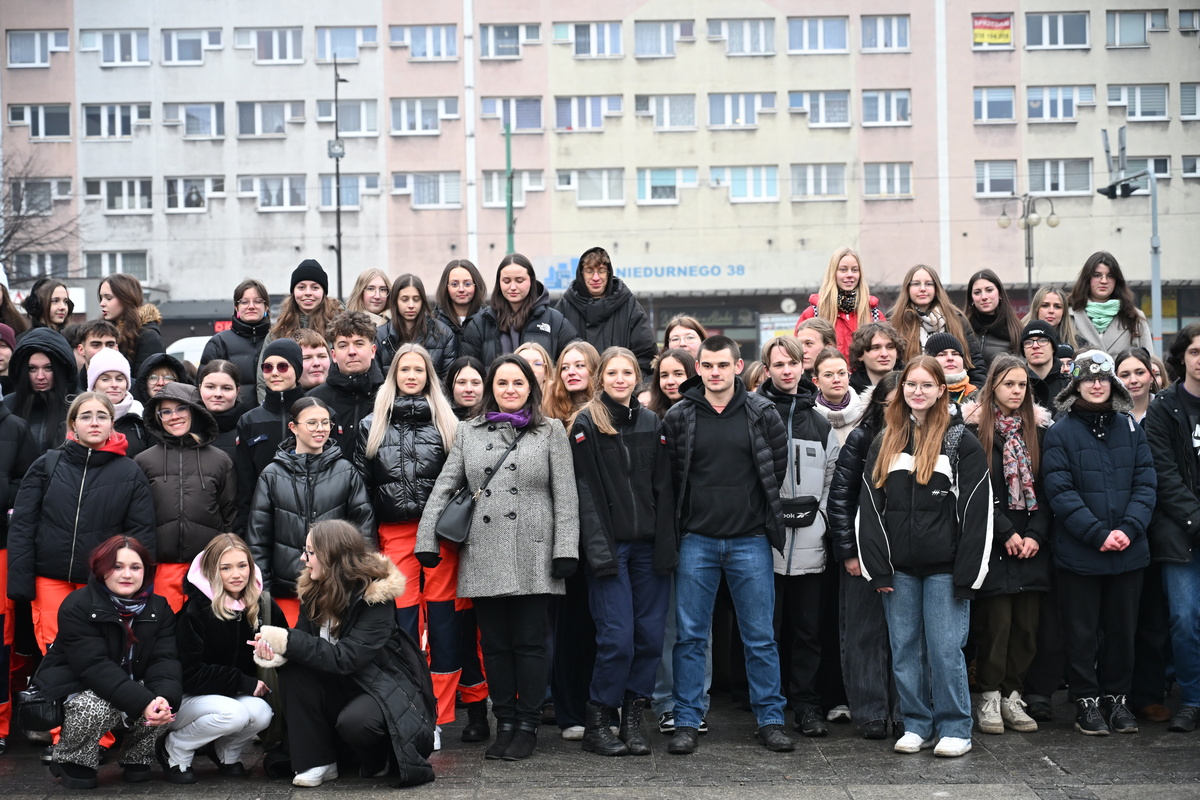 Maturzyści zatańczyli poloneza na rynku w Rudzie Śląskiej / fot. Marek Faber