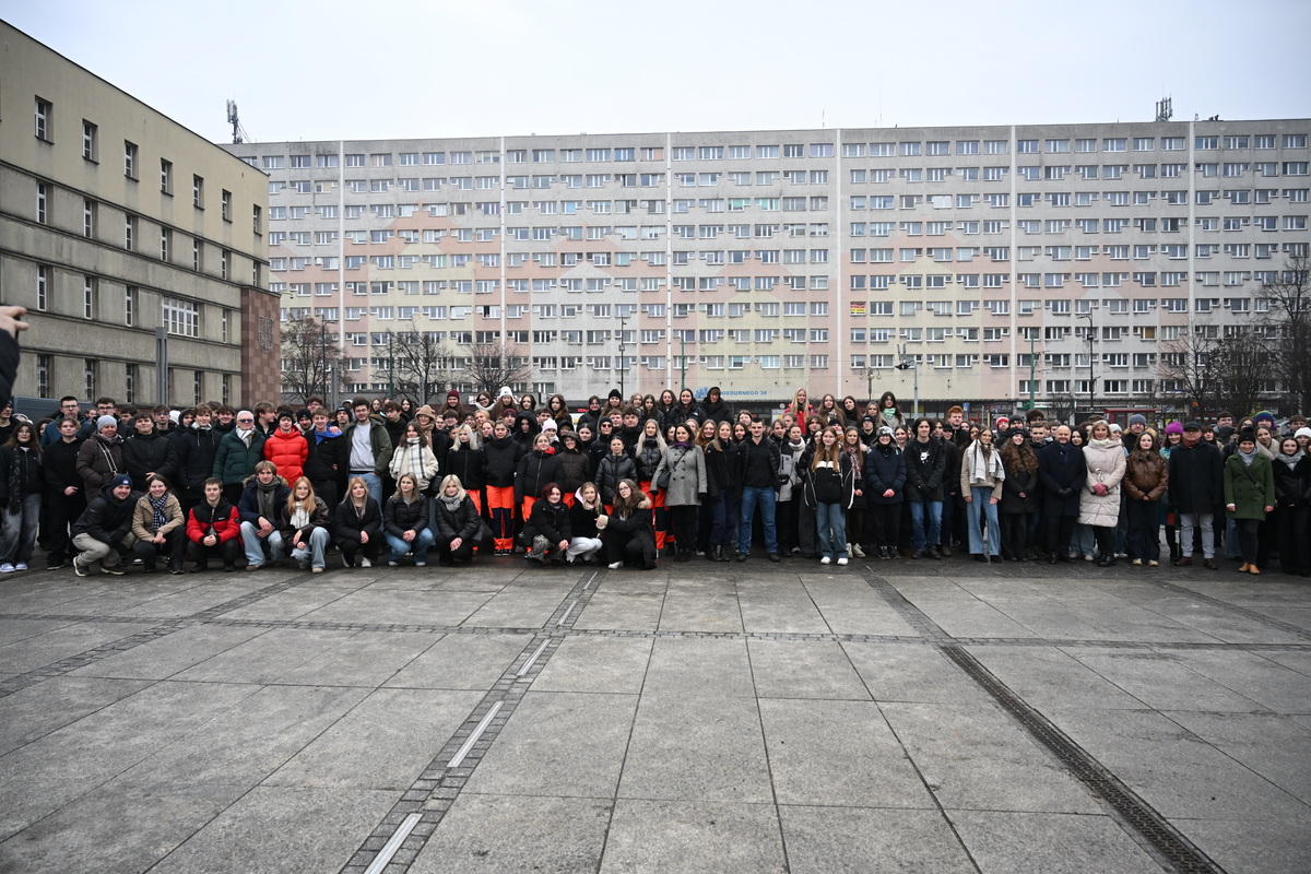 Maturzyści zatańczyli poloneza na rynku w Rudzie Śląskiej / fot. Marek Faber