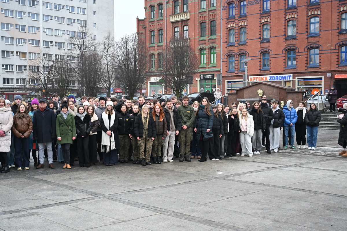Maturzyści zatańczyli poloneza na rynku w Rudzie Śląskiej / fot. Marek Faber