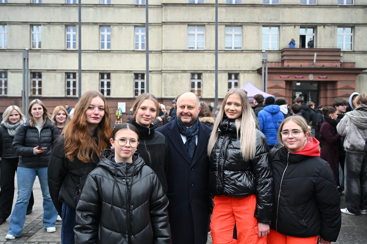 Maturzyści zatańczyli poloneza na rynku w Rudzie Śląskiej / fot. Marek Faber