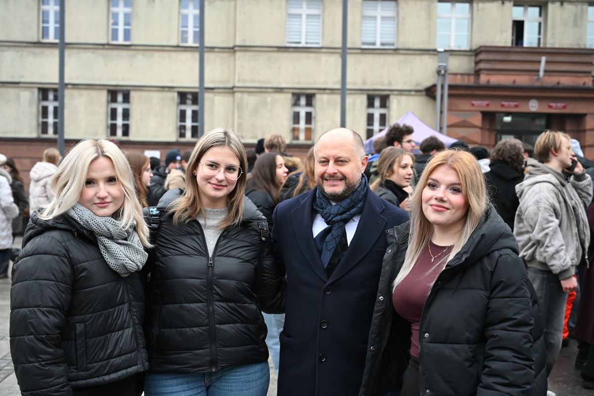 Maturzyści zatańczyli poloneza na rynku w Rudzie Śląskiej / fot. Marek Faber