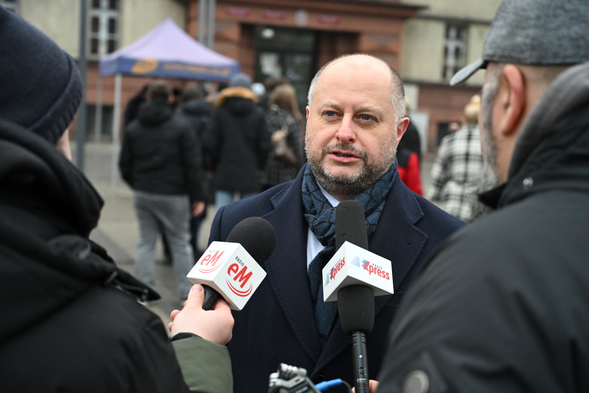Maturzyści zatańczyli poloneza na rynku w Rudzie Śląskiej / fot. Marek Faber