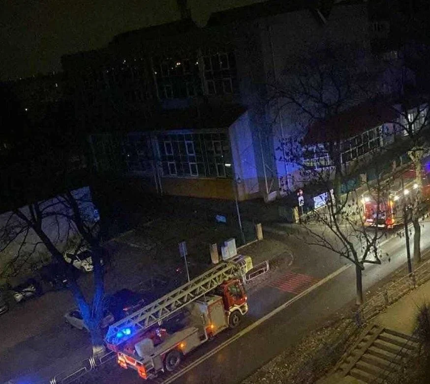 Wypadek podczas montażu instalacji fotowoltaicznej w III LO. Ranny pracownik trafił do szpitala