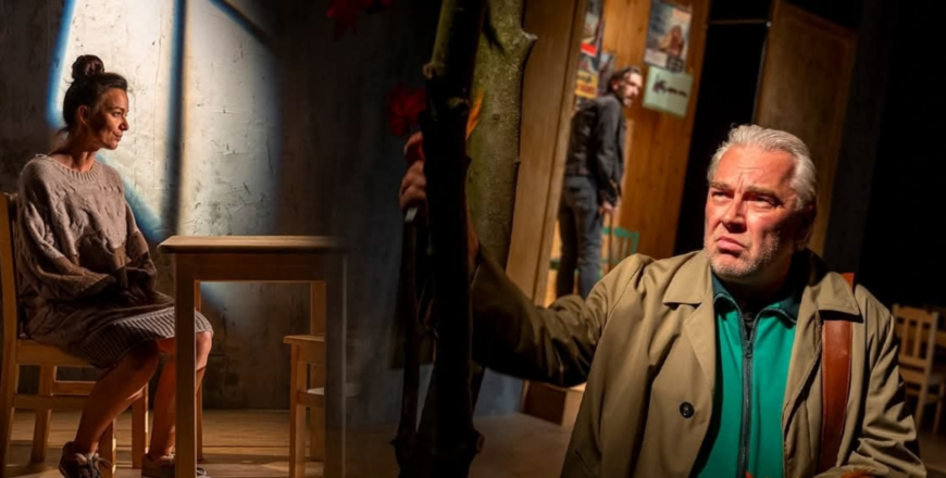 „Słowa na piasku” w Teatrze Nowym – Intrygująca opowieść balansująca gatunki