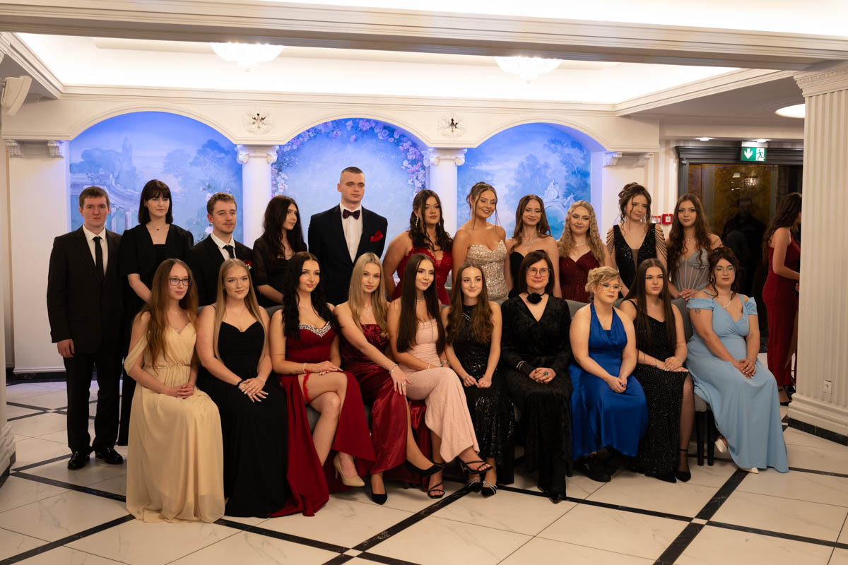 Studniówka uczniów Zespołu Szkół nr 2 w Rudzie Śląskiej. Noc pełna elegancji i emocji [FILM I ZDJĘCIA]