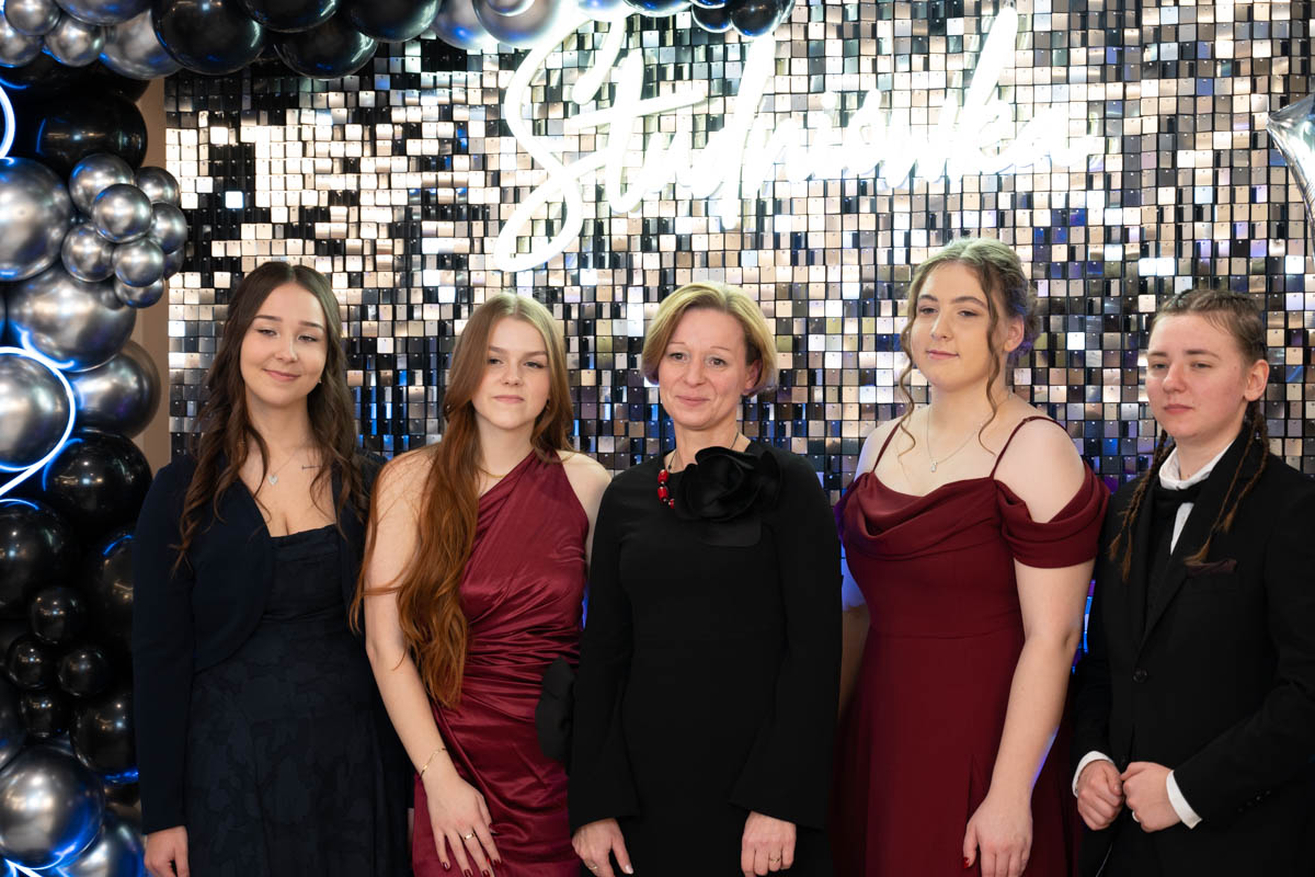 Studniówka uczniów Zespołu Szkół nr 2 w Rudzie Śląskiej. Noc pełna elegancji i emocji / fot. Marek Faber