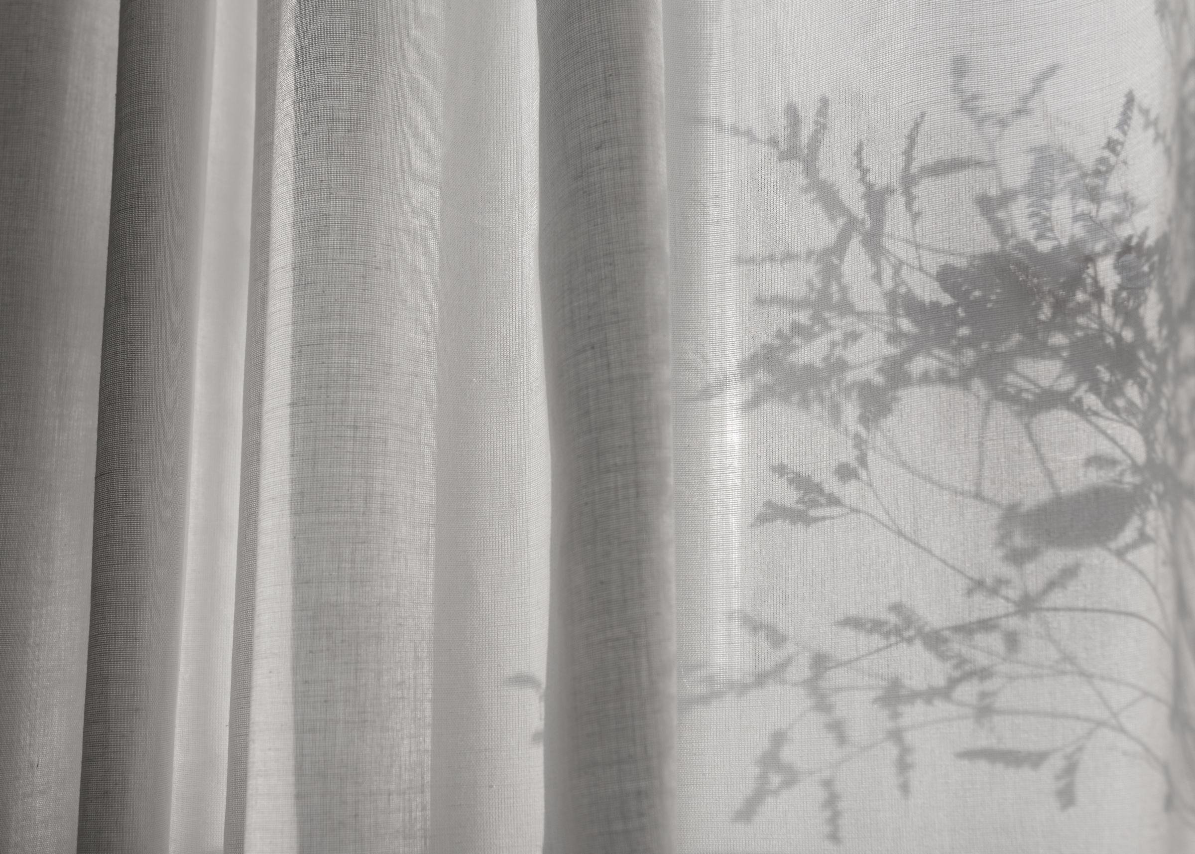 Zasłony lniane - naturalna ochrona przed słońcem i regulacja temperatury w domu