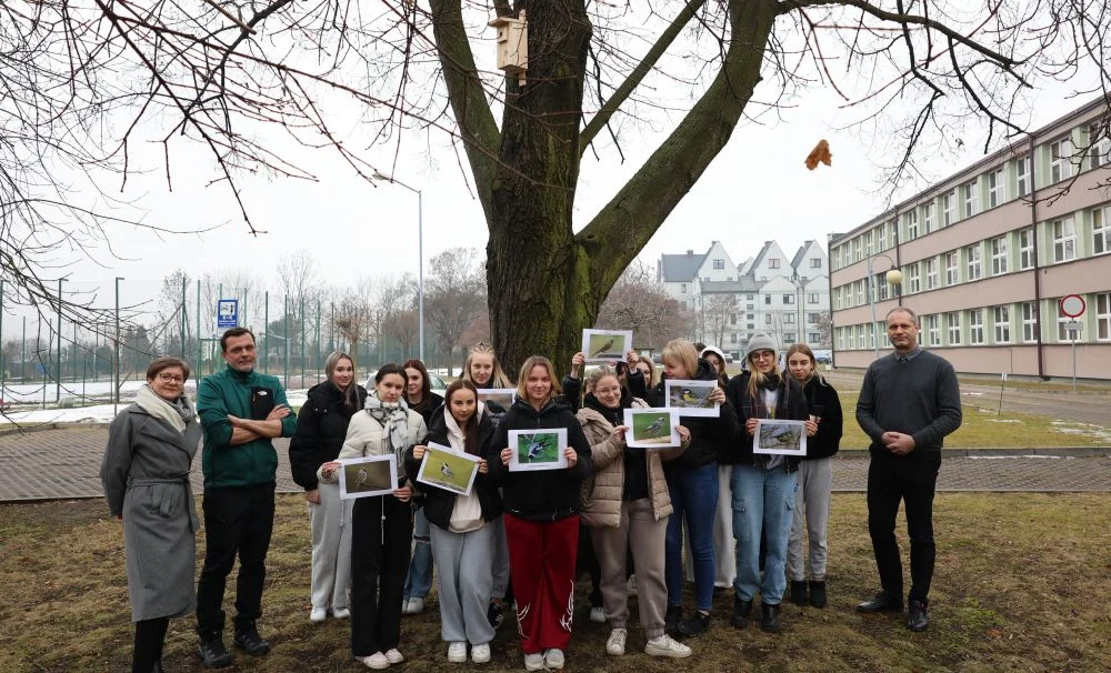 Piekary Śląskie stawiają na ekologię – pierwsze budki lęgowe zawieszone w ramach programu „Skrzydlate Piekary”