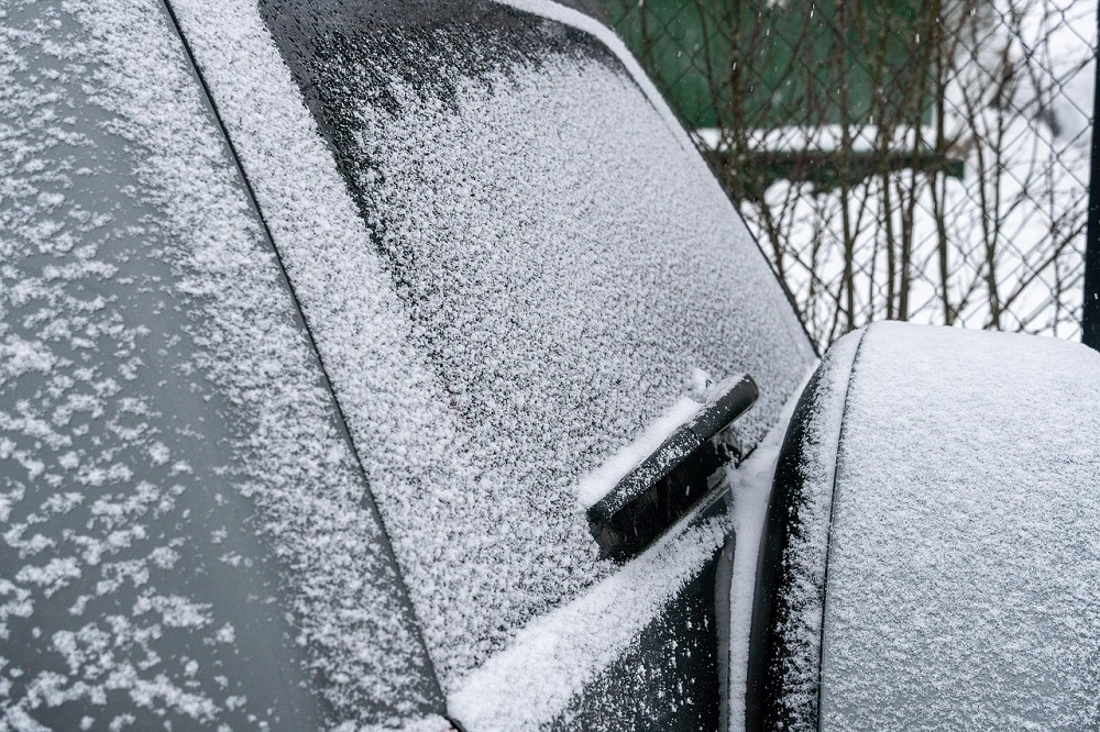 Zimowe obowiązki kierowcy – pamiętaj o odśnieżeniu samochodu!