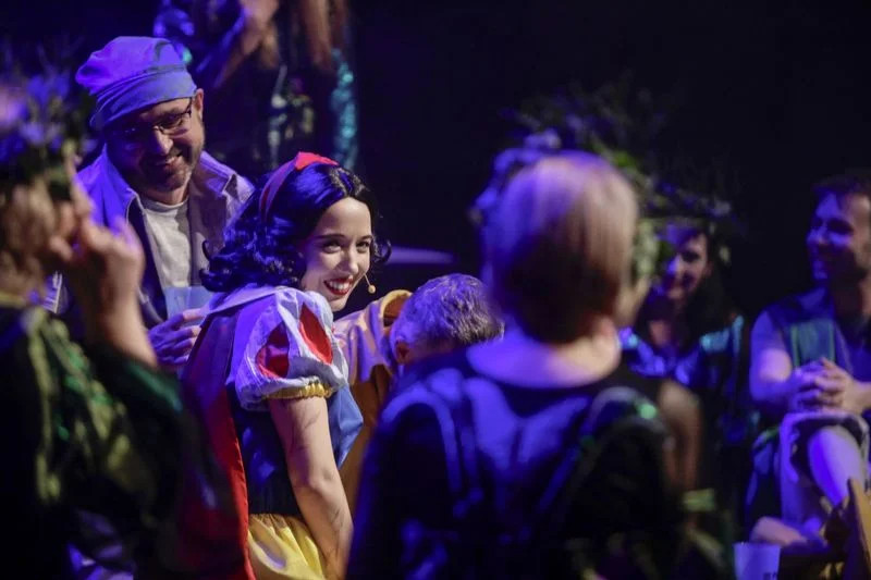 Baśń z sercem na scenie: Rybnicka „Królewna Śnieżka” wspiera hospicjum