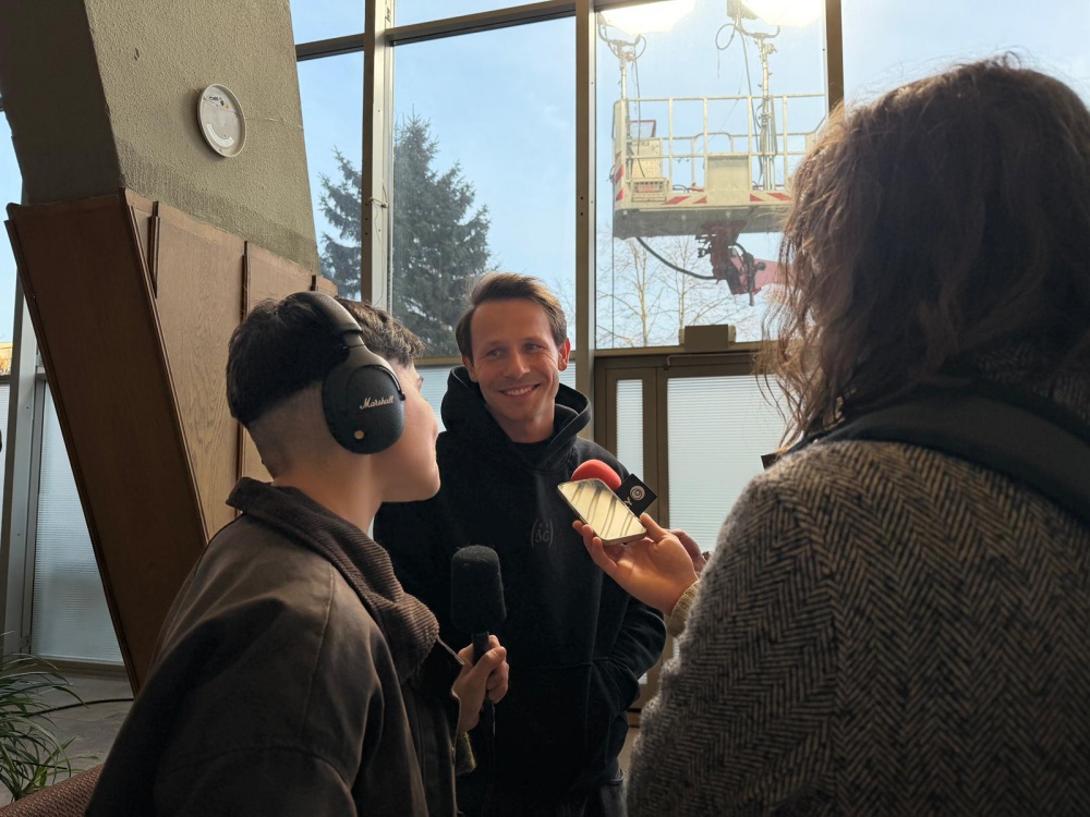 Film o Violetcie Villas powstaje w Rudzie Śląskiej – Hala MOSiR zamieniła się w lotnisko lat 60. / fot. Instytucja Filmowa SILESIA FILM