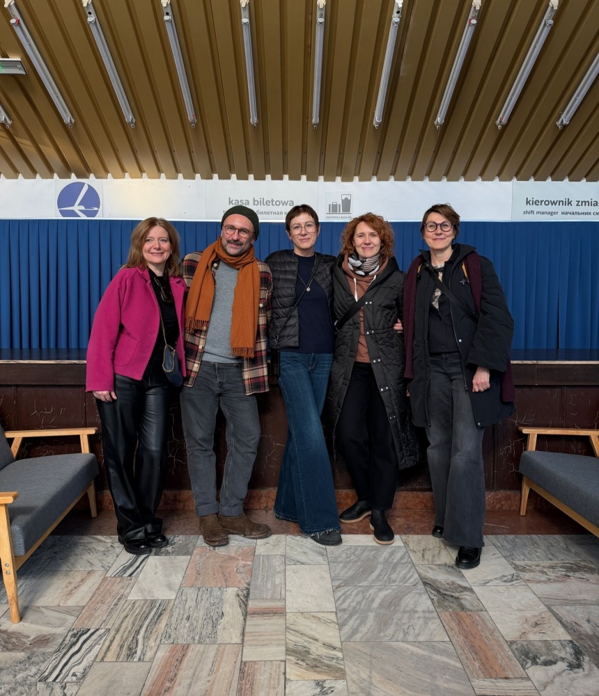 Film o Violetcie Villas powstaje w Rudzie Śląskiej – Hala MOSiR zamieniła się w lotnisko lat 60. / fot. Instytucja Filmowa SILESIA FILM