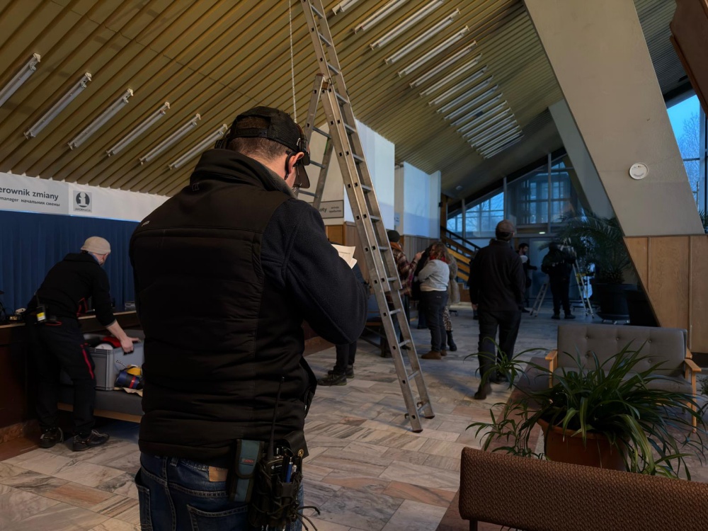 Film o Violetcie Villas powstaje w Rudzie Śląskiej – Hala MOSiR zamieniła się w lotnisko lat 60. / fot. Instytucja Filmowa SILESIA FILM