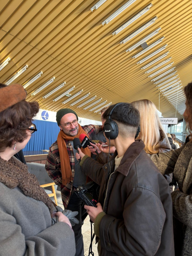 Film o Violetcie Villas powstaje w Rudzie Śląskiej – Hala MOSiR zamieniła się w lotnisko lat 60. / fot. Instytucja Filmowa SILESIA FILM