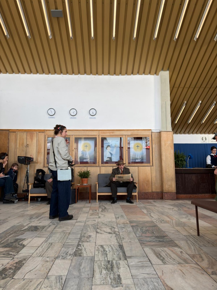 Film o Violetcie Villas powstaje w Rudzie Śląskiej – Hala MOSiR zamieniła się w lotnisko lat 60. / fot. Instytucja Filmowa SILESIA FILM