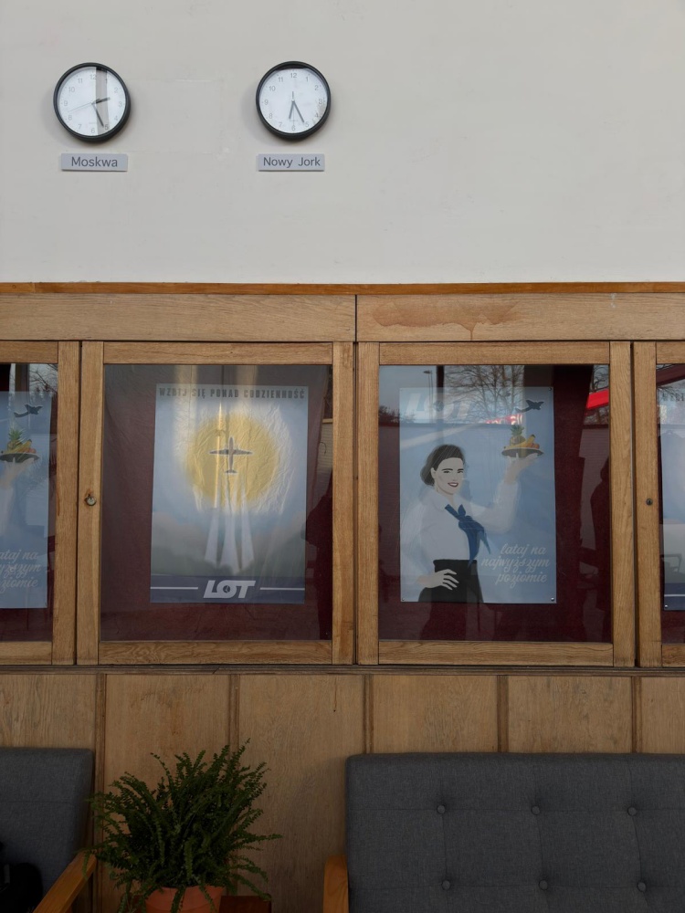 Film o Violetcie Villas powstaje w Rudzie Śląskiej – Hala MOSiR zamieniła się w lotnisko lat 60. / fot. Instytucja Filmowa SILESIA FILM