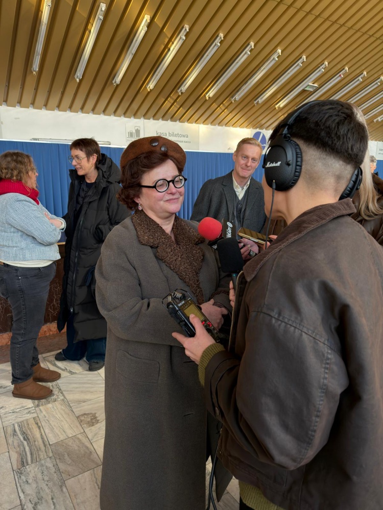 Film o Violetcie Villas powstaje w Rudzie Śląskiej – Hala MOSiR zamieniła się w lotnisko lat 60. / fot. Instytucja Filmowa SILESIA FILM