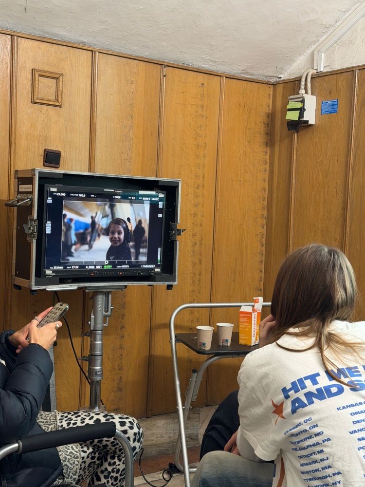 Film o Violetcie Villas powstaje w Rudzie Śląskiej – Hala MOSiR zamieniła się w lotnisko lat 60. / fot. Instytucja Filmowa SILESIA FILM