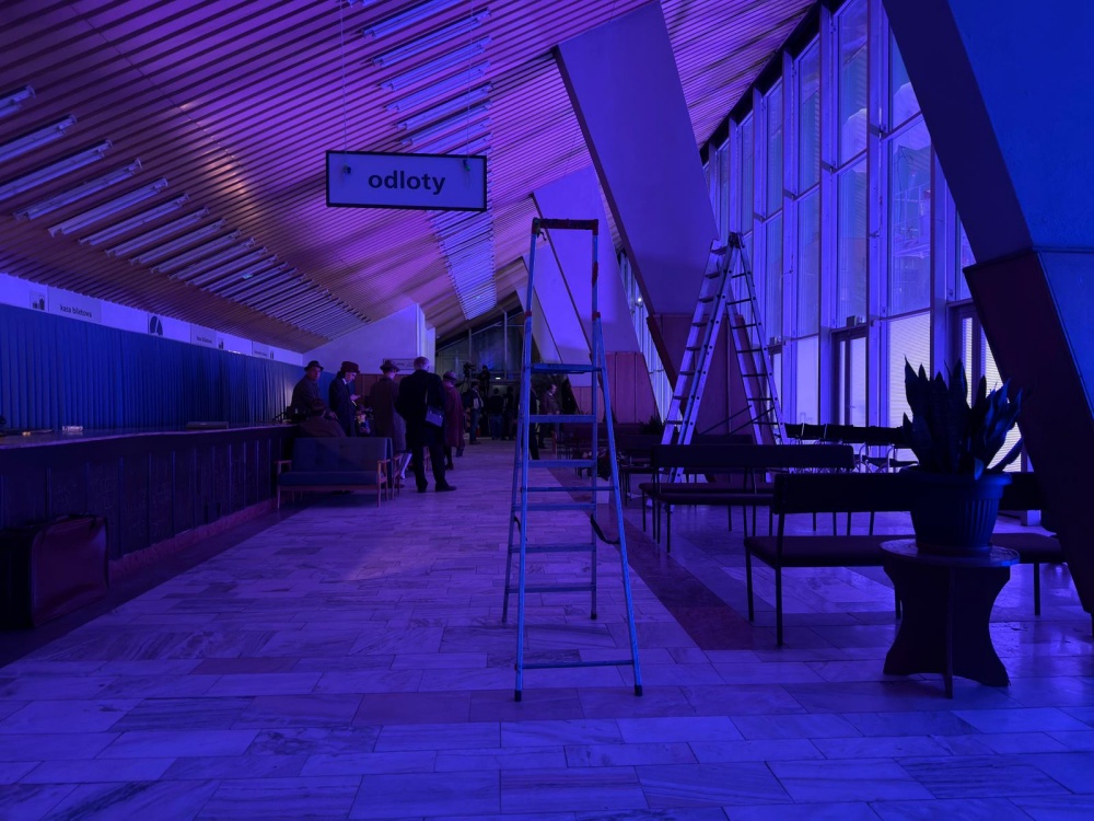 Film o Violetcie Villas powstaje w Rudzie Śląskiej – Hala MOSiR zamieniła się w lotnisko lat 60.