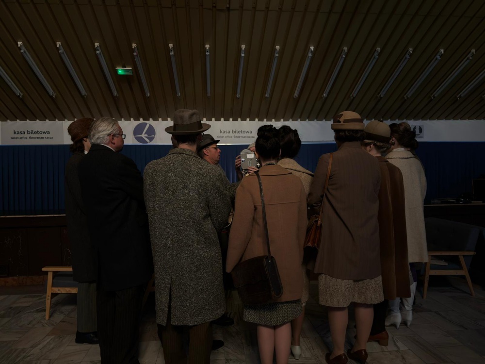 Film o Violetcie Villas powstaje w Rudzie Śląskiej – Hala MOSiR zamieniła się w lotnisko lat 60. / fot. Instytucja Filmowa SILESIA FILM