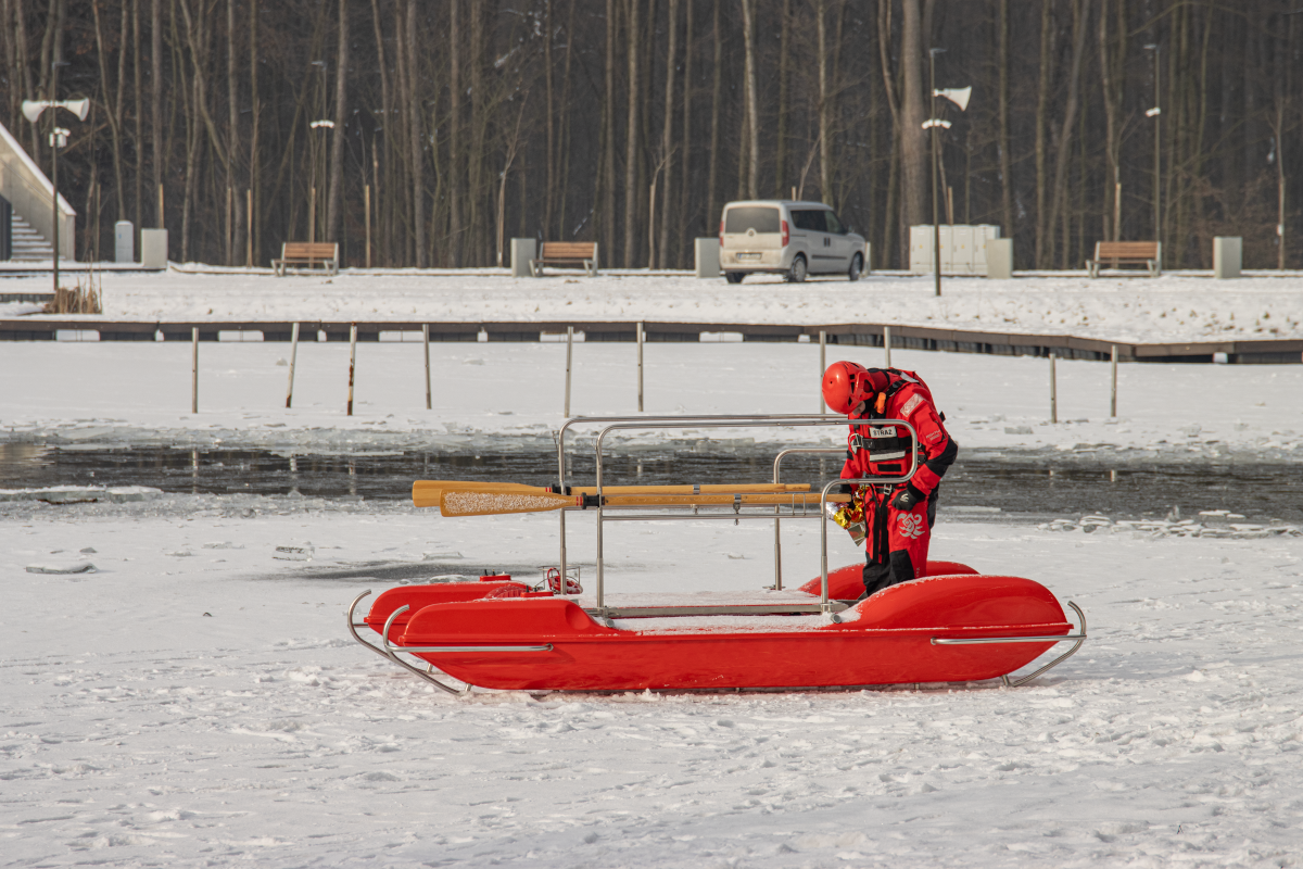 Niebezpieczny lód zimą. Służby apelują o rozwagę nad zbiornikami wodnymi