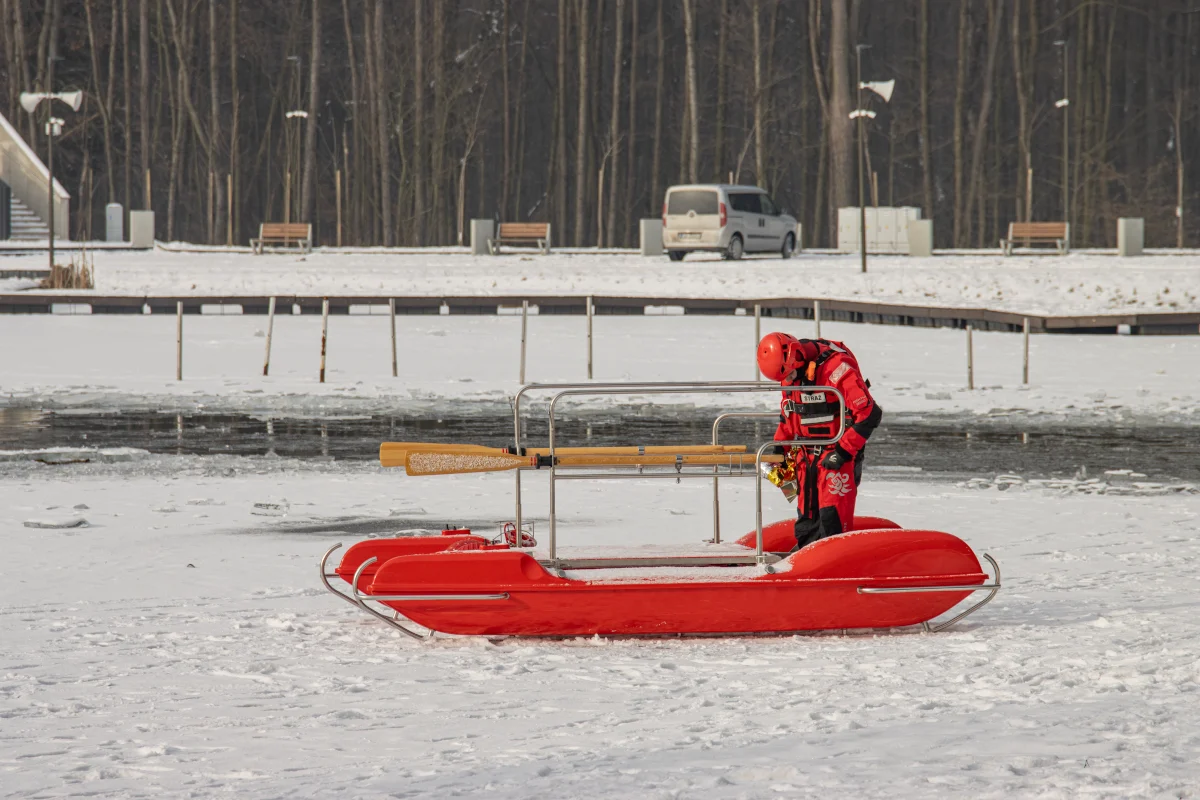 Niebezpieczny lód zimą. Służby apelują o rozwagę nad zbiornikami wodnymi