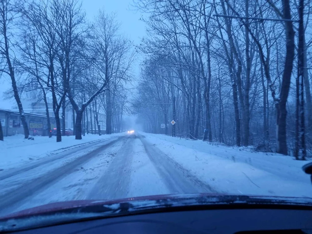 Trudne warunki i zatory w mieście. Policja apeluje: zwolnijcie i zachowajcie odstęp