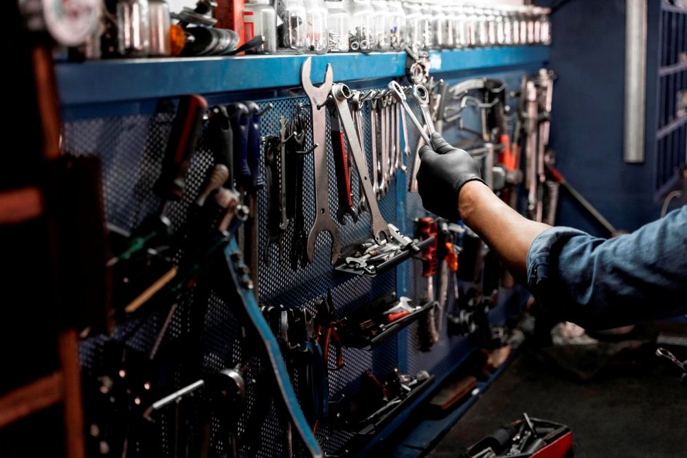 Jakie narzędzia są absolutnym minimum w każdym warsztacie samochodowym?