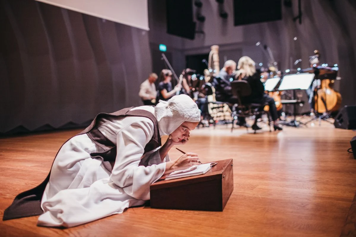 Teatr muzyczny na dziedzińcu sądu