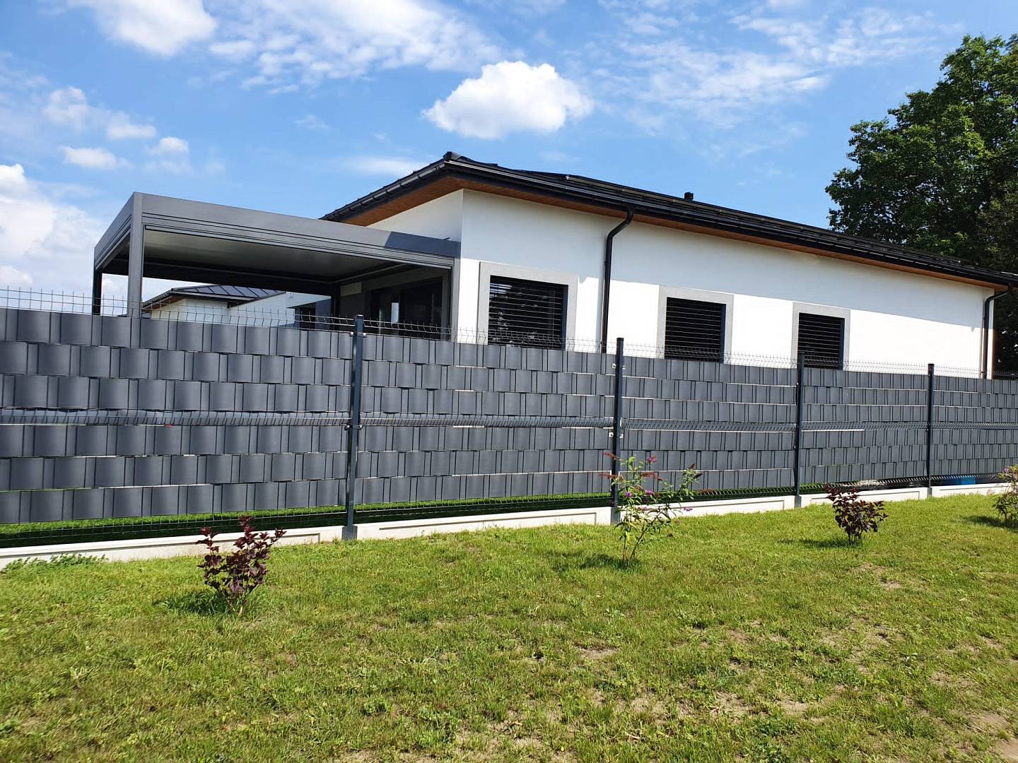 Jakie ogrodzenie najlepiej sprawdzi się w ogrodzie przydomowym?