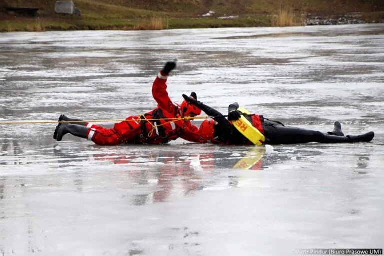 Siemianowice Śląskie: Pokazy ratownictwa lodowego – poznaj zasady bezpieczeństwa zimą