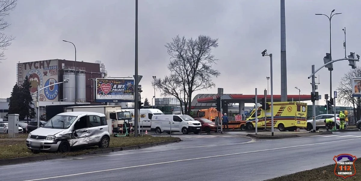 Groźny wypadek w Tychach. Karetka z noworodkiem zderzyła się z osobówką / fot. 112.tychy.pl