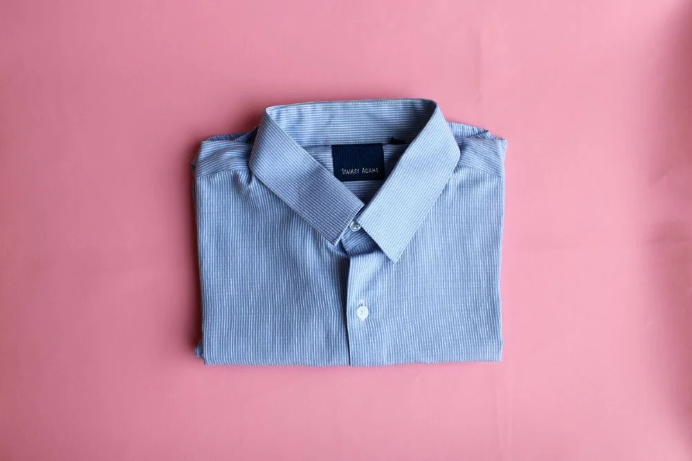 Koszula męska na prezent - gdzie kupić bez pomyłki? Poradnik dla wymagających