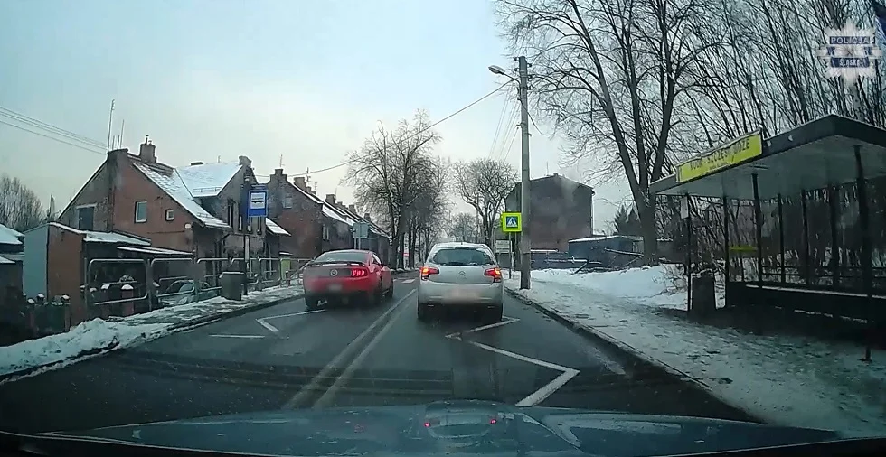 Kolejny pirat drogowy w Rudzie Śląskiej! Kierowca Forda wyprzedzał samochody na przejściu! Słono zapłaci