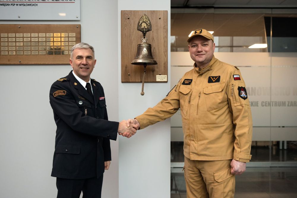 Strażacki mundur złożony po latach. Strażak z Mysłowic przeszedł na emeryturę /fot. KM PSP Mysłowice
