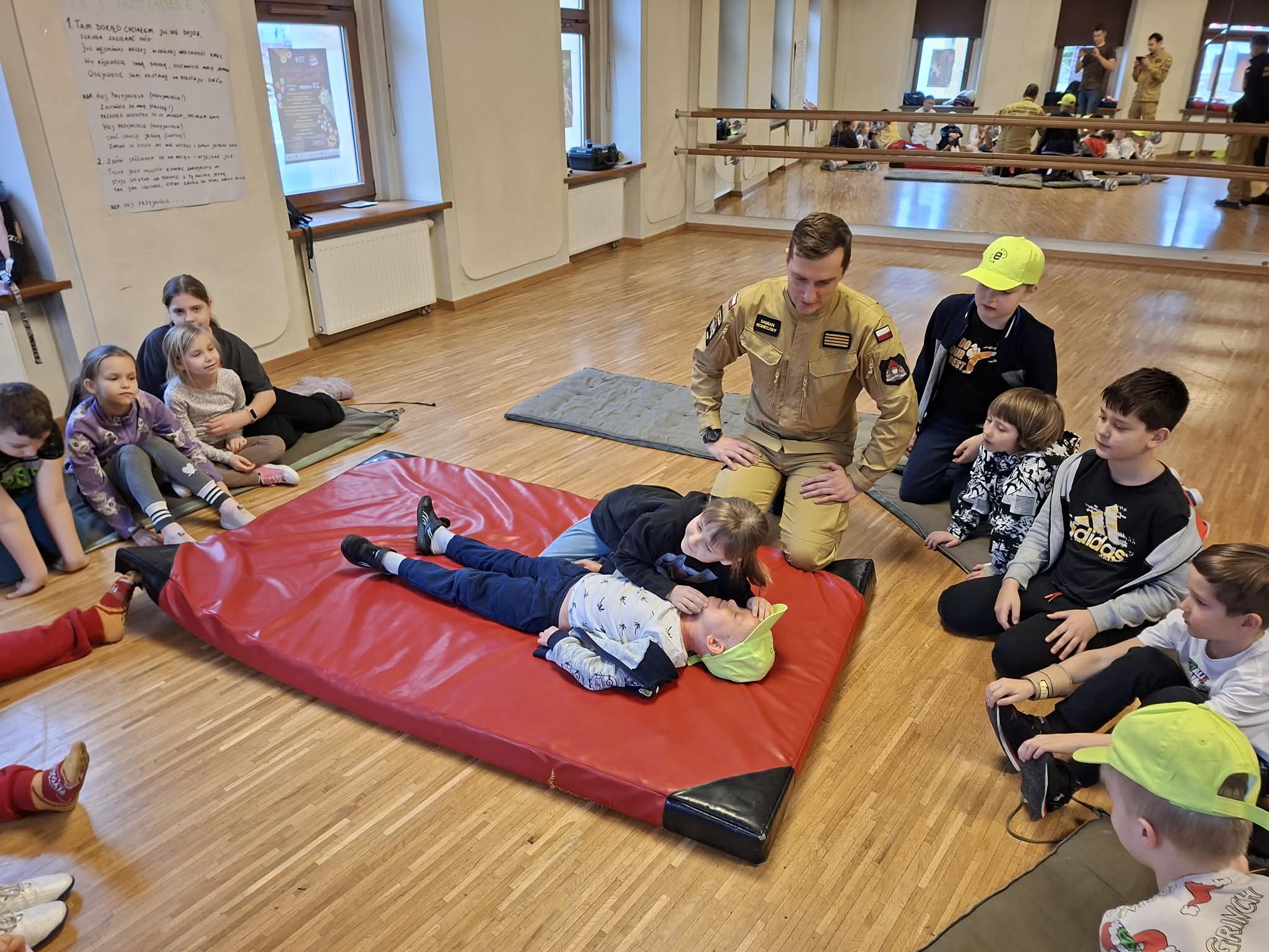 Bezpieczne ferie 2026 w Żorach. Strażacy uczyli dzieci pierwszej pomocy