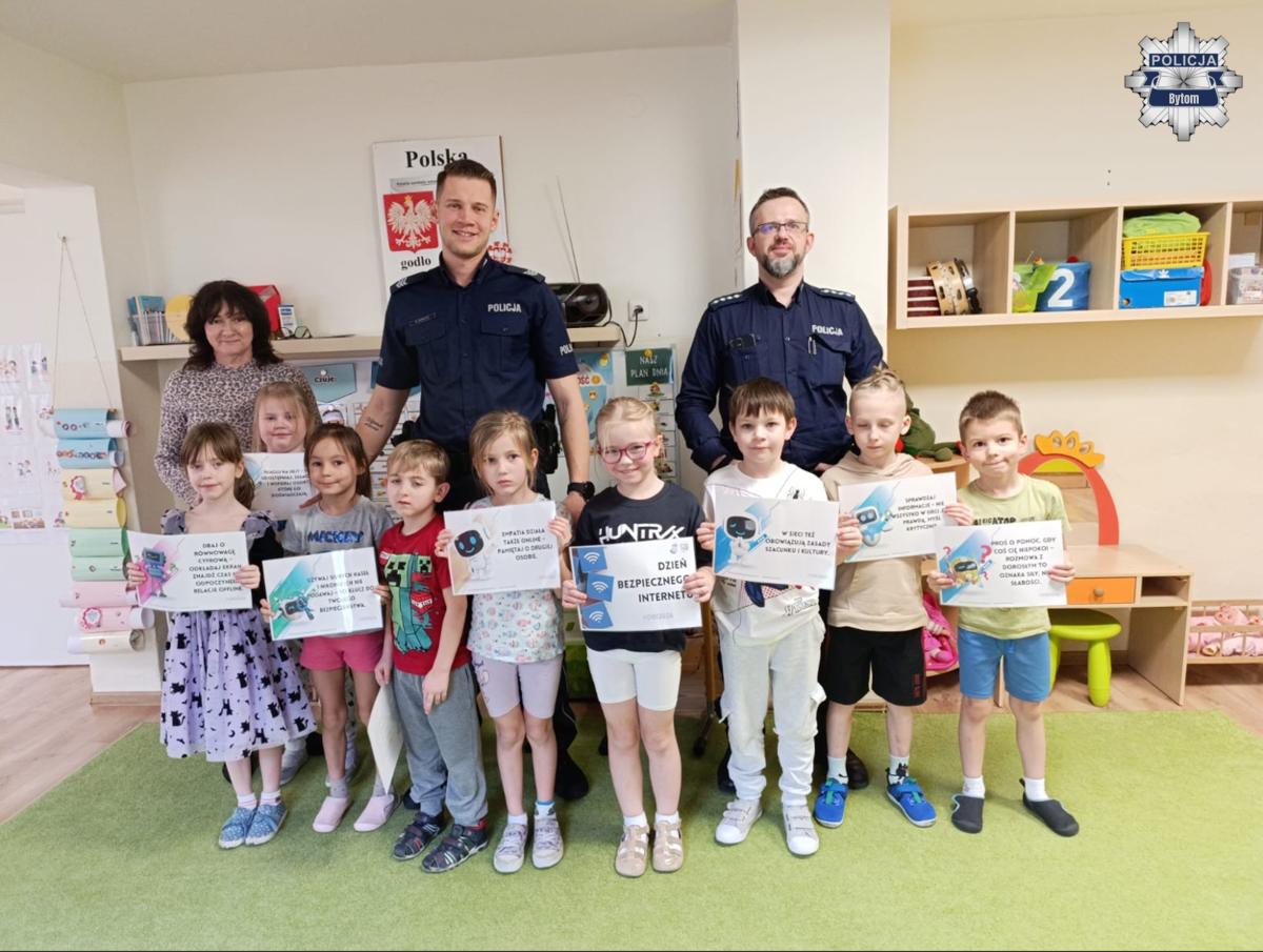 Dzielnicowi z Bytomia uczą przedszkolaków bezpieczeństwa w ruchu drogowym i podczas ferii