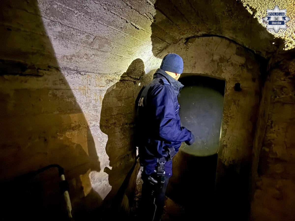 Pomoc zamiast obojętności – policjanci z Chorzowa wspierają osoby bezdomne / fot. KMP Chorzów