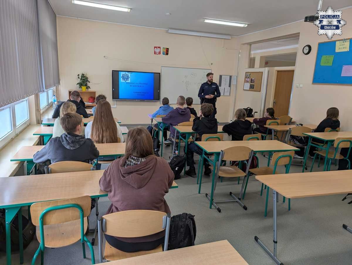 Profilaktyka zaczyna się od rozmowy. Policjanci edukują uczniów o bezpieczeństwie i odpowiedzialności prawnej
