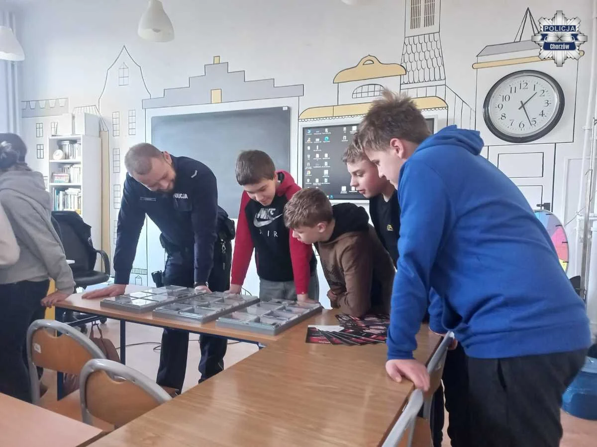 Policjanci rozmawiali z uczniami o odpowiedzialnych wyborach