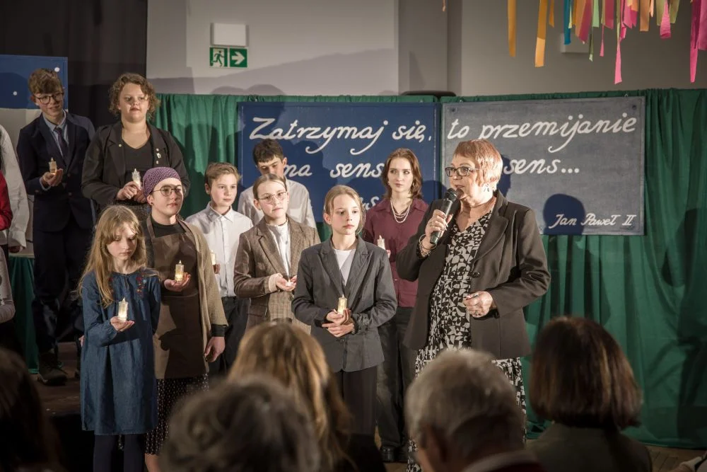 „Zatrzymaj się, to przemijanie ma sens,ma sens, ma sens…” - za nami wieczór z poezją w SP1