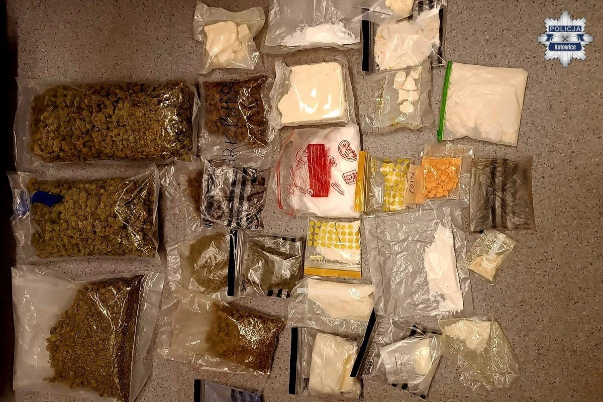 Kilogramy narkotyków, gotówka i powiązania ze środowiskiem pseudokibiców. 33-latek w areszcie / fot. KMP Katowice