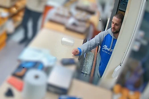 Policja publikuje wizerunki podejrzewanych o uszkodzenie ciała. Rozpoznajesz?