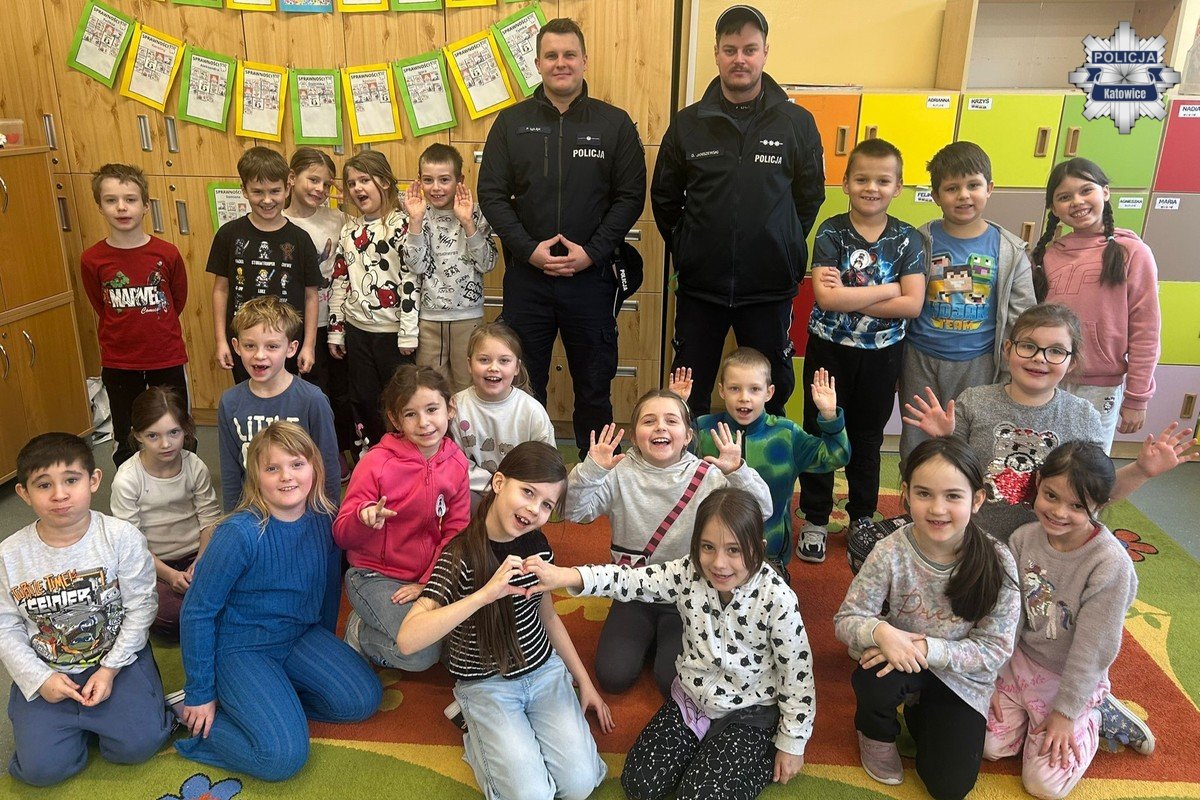 „Kręci mnie bezpieczeństwo w zimie” – dzielnicowi z „piątki” przed feriami w szkołach podstawowych