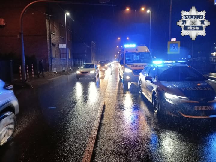 Potrącenie pieszego na oznakowanym przejściu w Mikołowie. Policja apeluje o ostrożność!