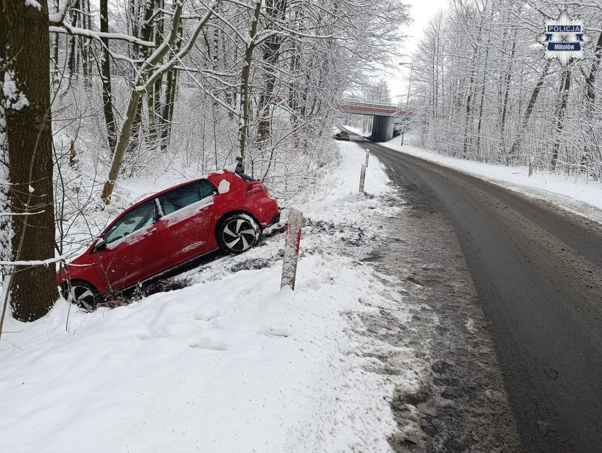 26-latek wypadł z drogi na ‘ślimaku’. Policja z Mikołowa apeluje o ostrożność w zimowych warunkach