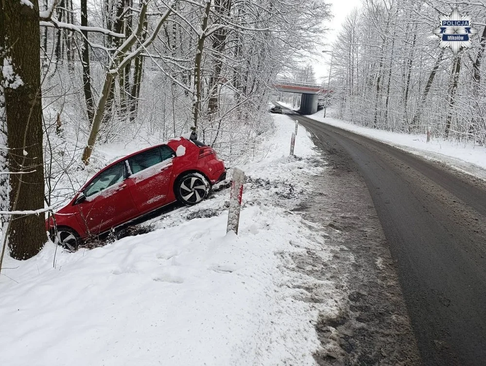 Zimowe warunki znów dały o sobie znać. Auto w rowie na „ślimaku”